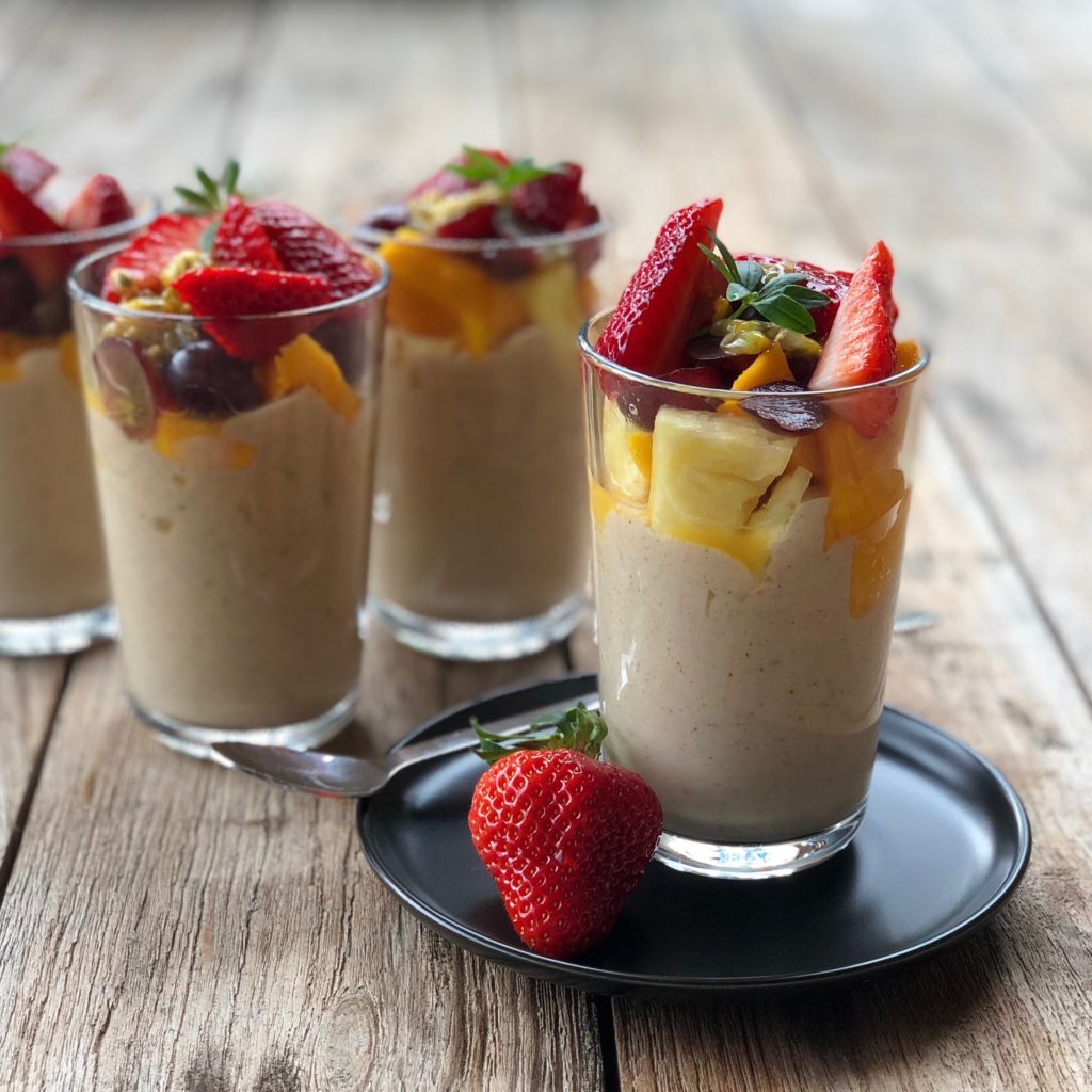 Vegane Superfood-Joghurtcreme mit Fruchtcocktail für den Powerkick