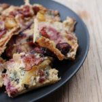 Flammkuchen mit Feigen, Birnen und Gorgonzola