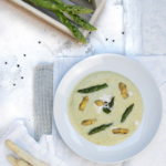 Vegane Spargelcremesuppe mit gemischtem Spargel