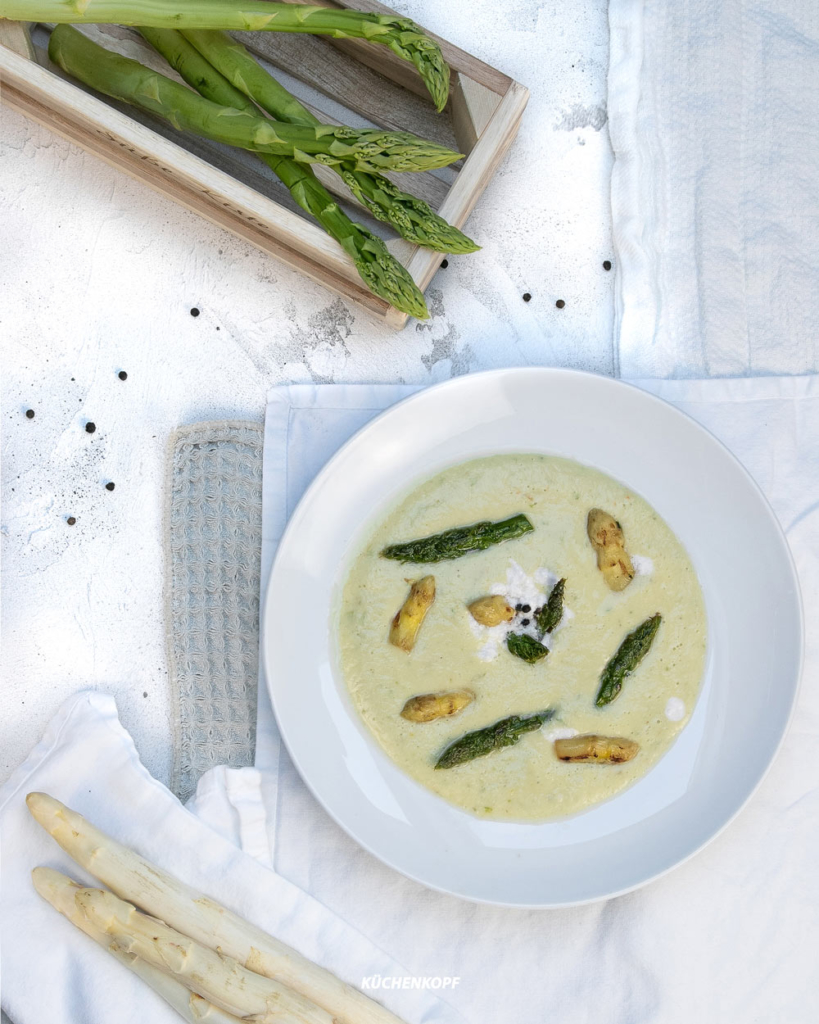 Vegane Spargelcremesuppe mit gemischtem Spargel
