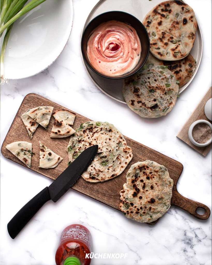 Herzhafte Pfannenkuchen mit Sriracha-Mayo (Cong You Bing)