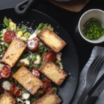 Gebratene Gnochhi mit Salat und gebackenen Tomaten