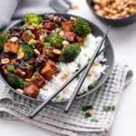 Sticky Tofu mit Süß-Sauer-Soße und Sesam
