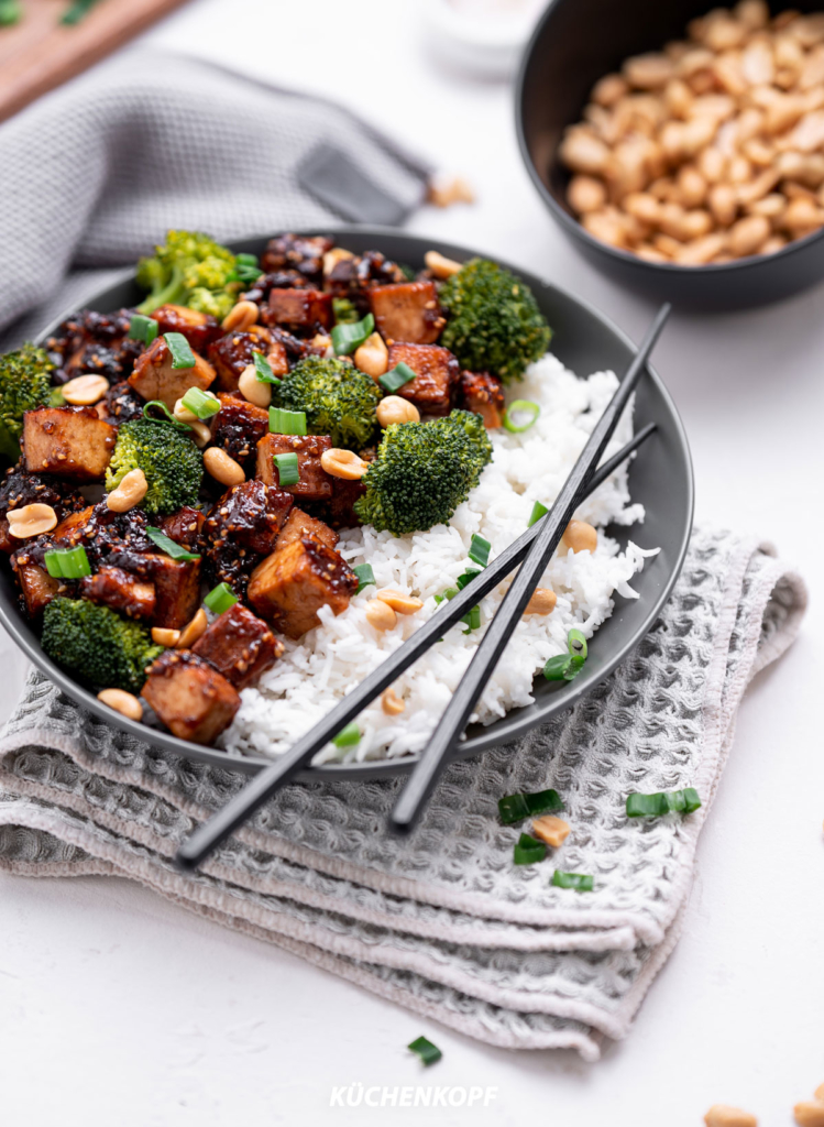 Sticky Tofu mit Süß-Sauer-Soße und Sesam