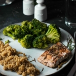 Wildlachs mit Quinoa und Brokkoli
