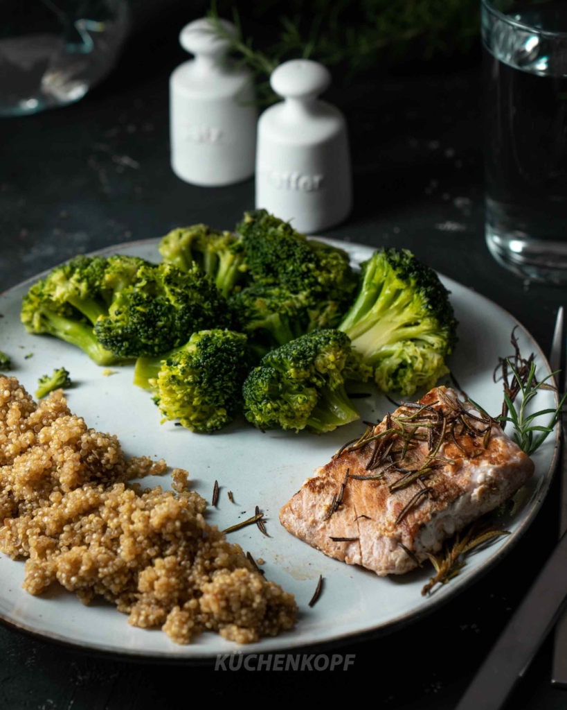 Wildlachs mit Quinoa und Brokkoli